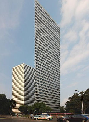 Skinny Singapore skyscraper